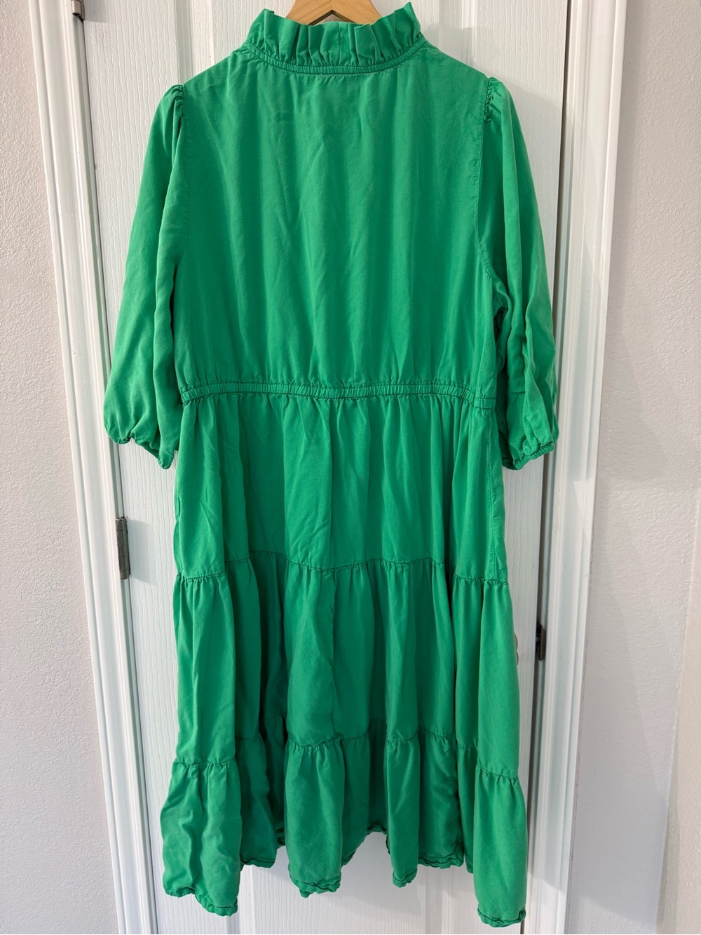crown & ivy Emerald Green Ruffle V-Neck Tiered Midi Dress - Picture 3 of 3